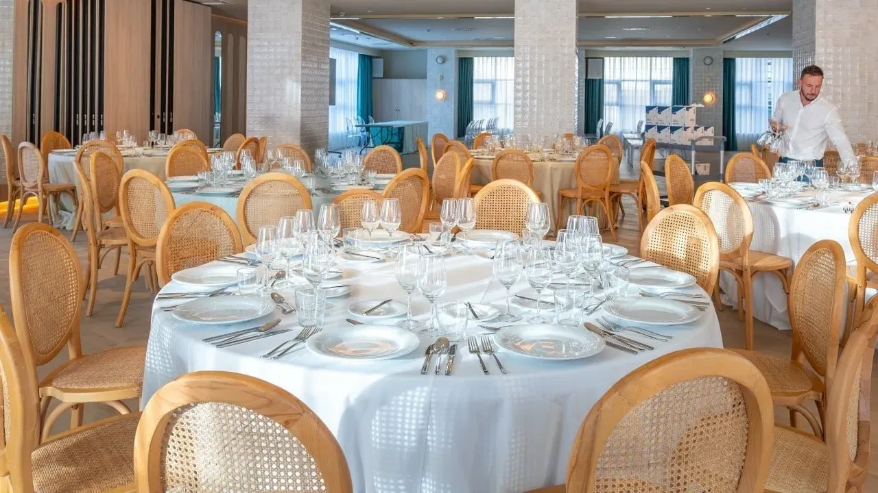 Salón de eventos elegantemente decorado, ideal para banquetes y celebraciones especiales en Angela.
