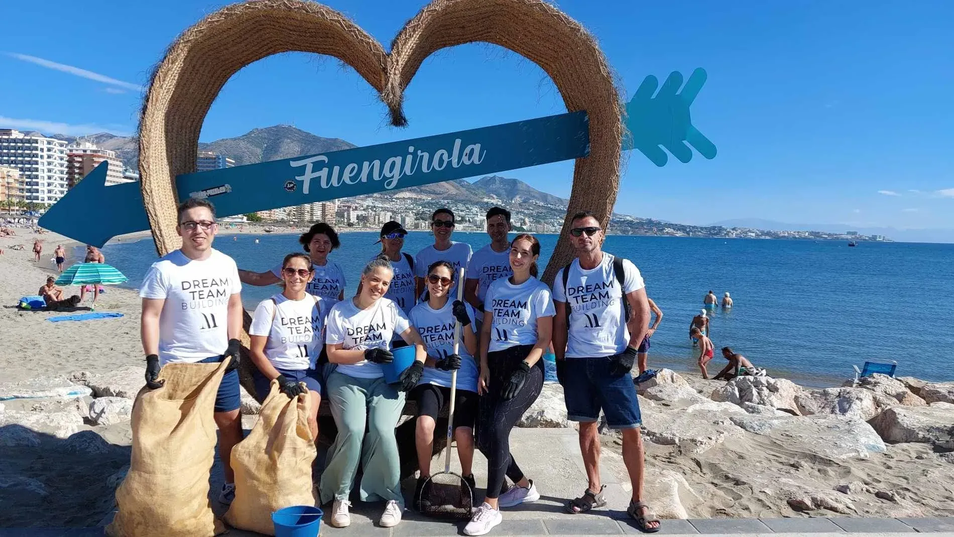 Equipo Dream Team Building en Fuengirola, Angela y su grupo limpian la playa.