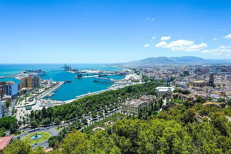 Vue panoramique du port de Malaga et de l'hôtel Ángela, un oasis de luxe.