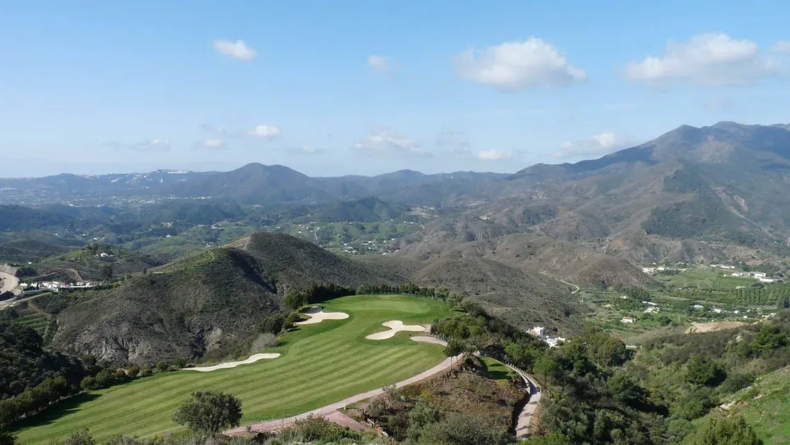 Vista panorámica del campo de golf Angela y las montañas
