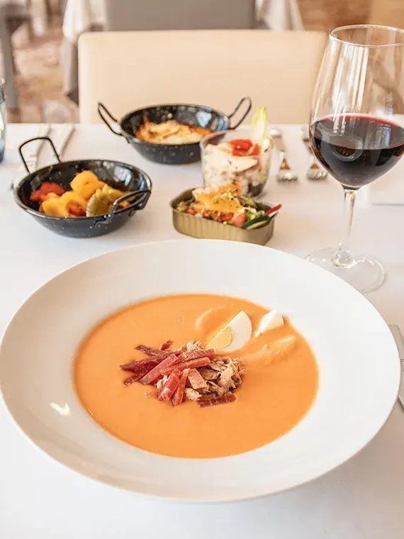 Gazpacho rafraîchissant au jambon et œuf chez Angela. Idéal pour l'été !