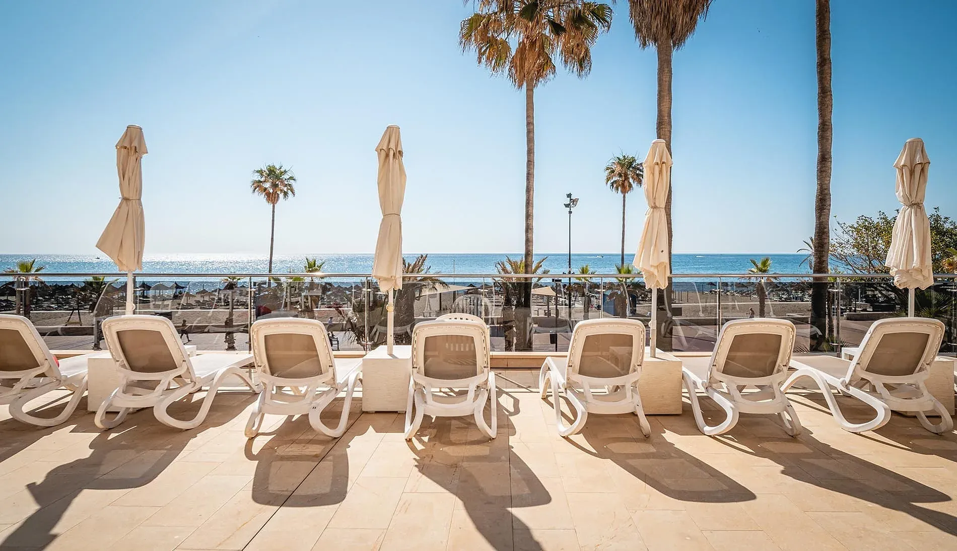 Profitez de la piscine et des transats au Loisirs | Hôtel Angela | Fuengirola | Côte du Soleil | Site officiel.
