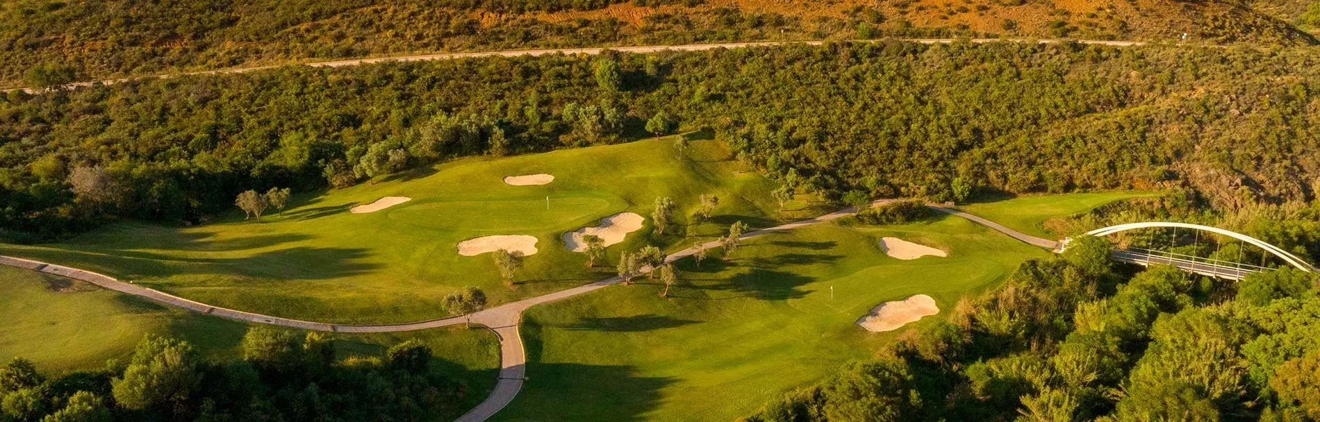 Golf Angela: Fairways verdes, bunkers y puente panorámico.