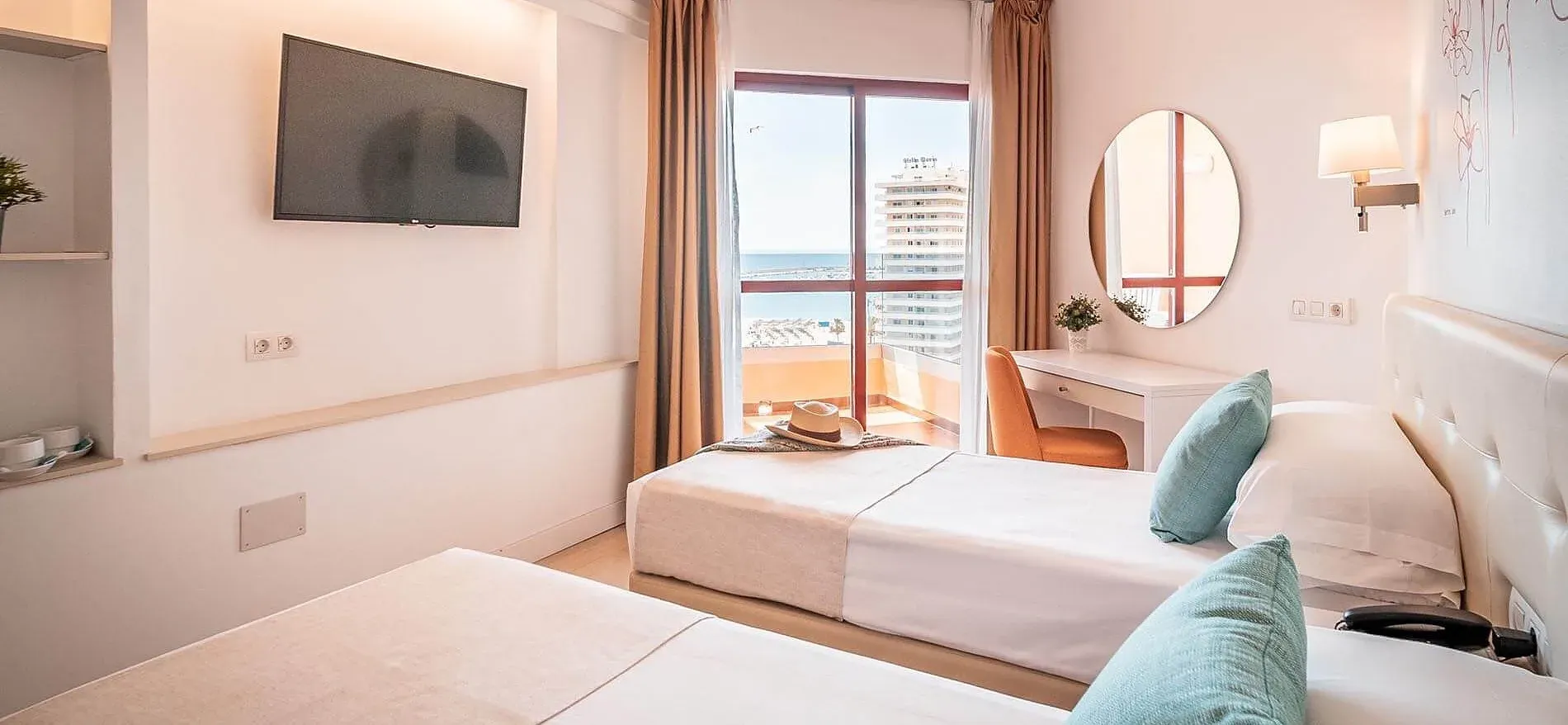 Habitación doble con vistas al mar, Hotel Ángela, Fuengirola, Costa del Sol, Málaga.