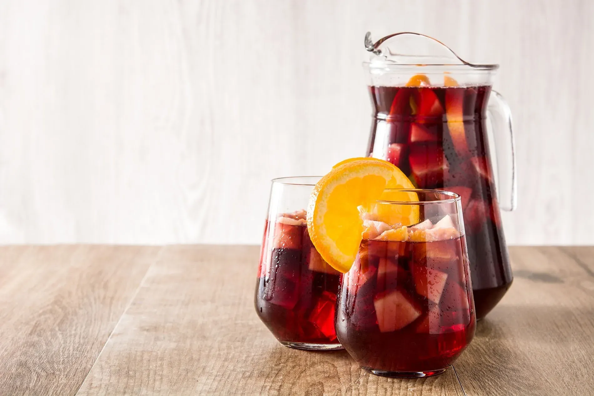 Boisson typique espagnole : Sangria rafraîchissante servie dans un pichet et des verres, parfaite pour votre séjour à l'Hôtel Angela, Málaga.