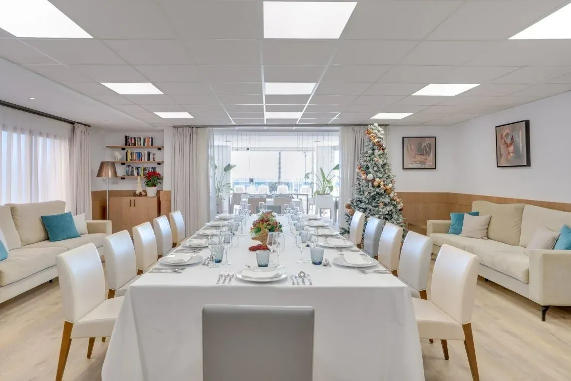 Salón Angela con mesa de banquete, decorado para Navidad.