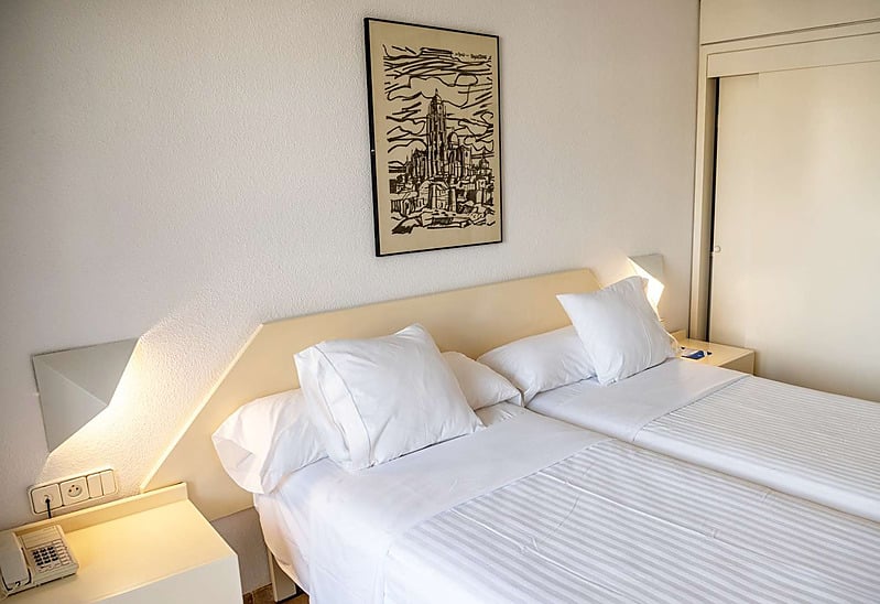 Acogedora habitación de hotel con balcón, mesa con frutas y vistas al mar en AR: Almerimar.