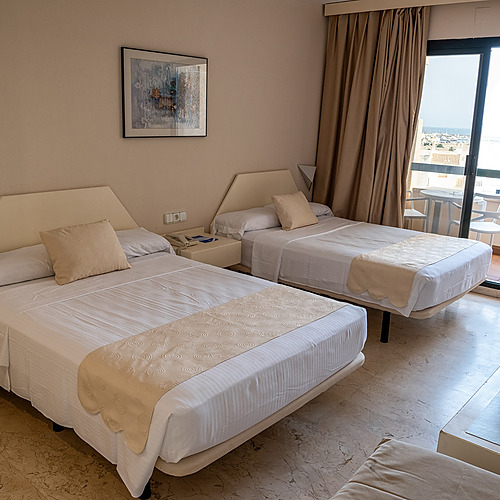 Habitación con dos camas, balcón y vistas al mar AR: Almerimar