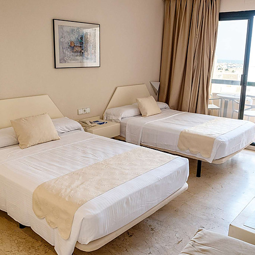 Habitación doble en AR: Almerimar con camas individuales y balcón con vistas al mar.