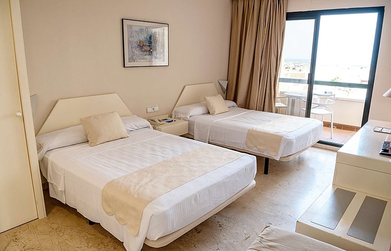 Habitación doble de hotel con vistas al mar en AR: Almerimar, camas individuales.