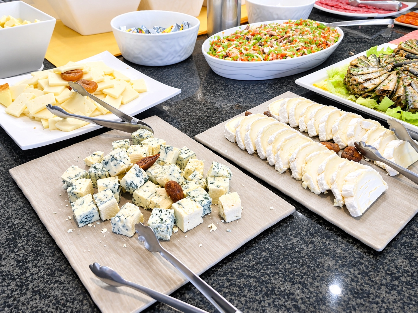 Buffet de mariscos (mejillones, gambas) y ensalada de pasta. AR: Almerimar.