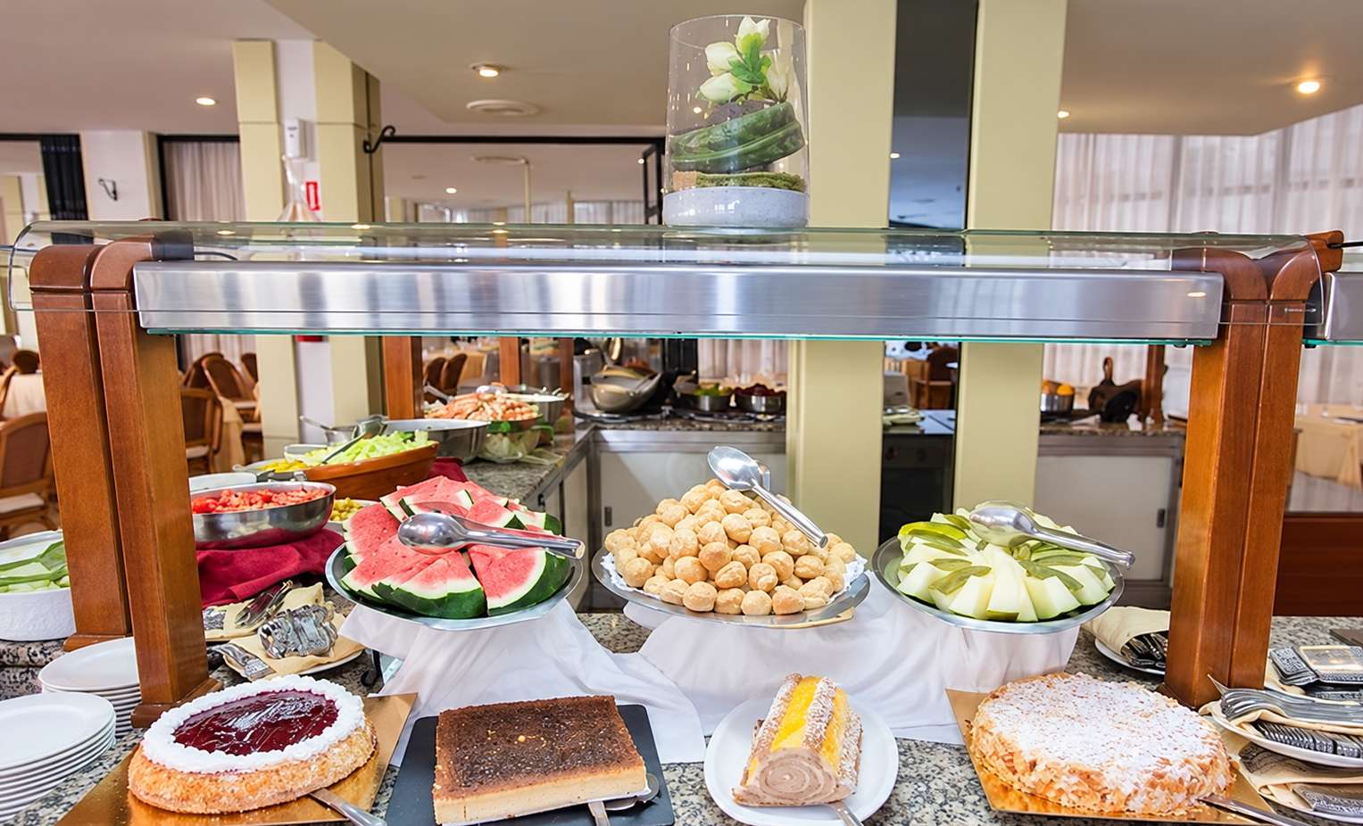 Amplio buffet de hotel en AR: Almerimar con quesos, embutidos y platos fríos. Ideal para huéspedes.