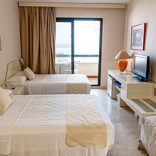 Habitación de hotel doble con balcón y vistas al mar en AR: Almerimar.