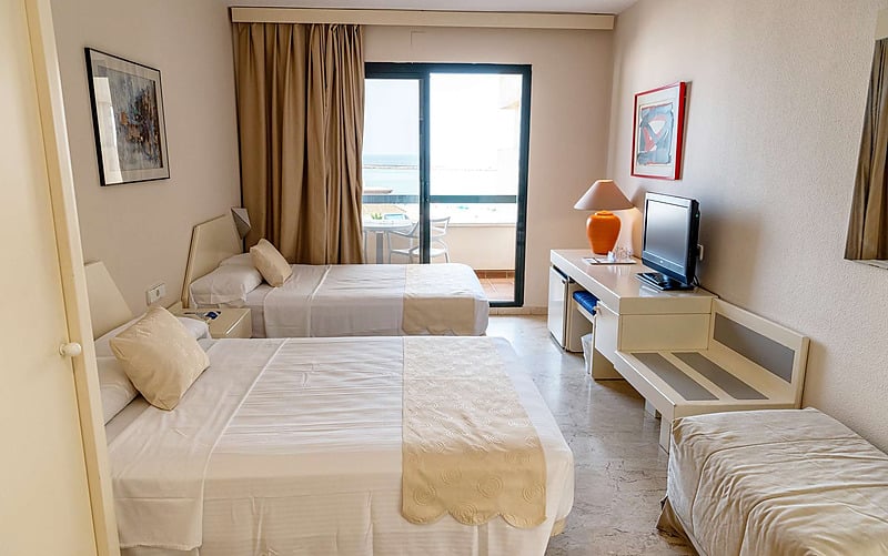 Habitación doble de hotel con vistas al mar en AR: Almerimar, camas individuales.
