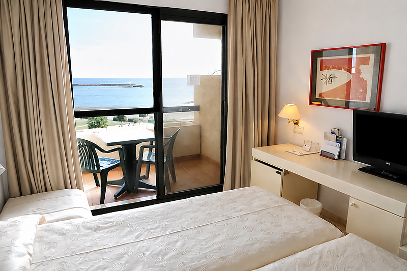 Hotel AR: Almerimar, habitación con balcón, espectaculares vistas al mar y playa.