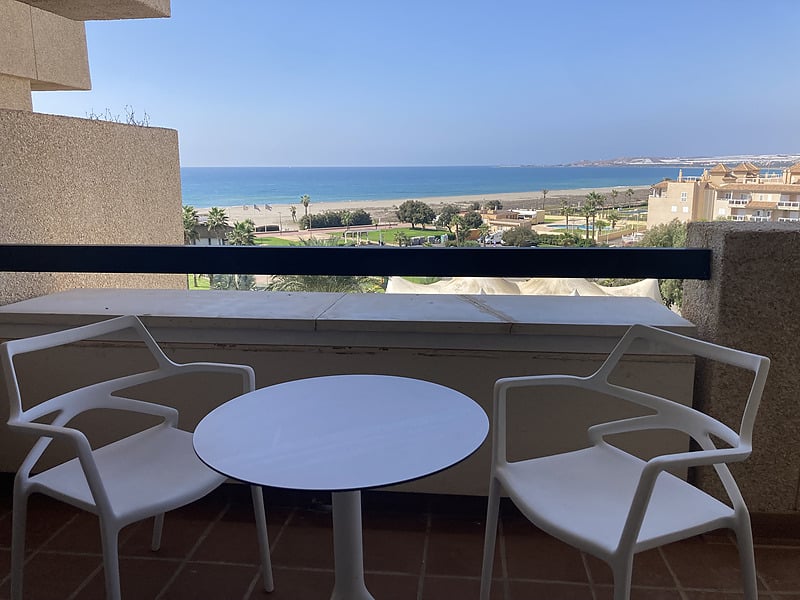 Hotel AR: Almerimar, habitación con balcón, espectaculares vistas al mar y playa.
