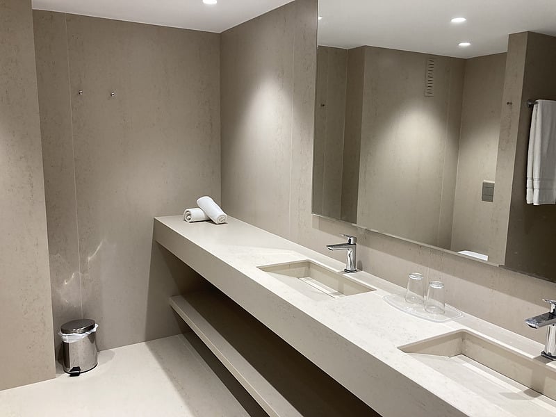 Amplia habitación de hotel con cama, sofá, TV y balcón, ideal para su estancia en AR: Almerimar.