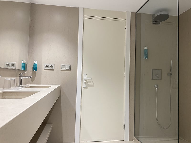 Amplia habitación de hotel con cama, sofá, TV y balcón, ideal para su estancia en AR: Almerimar.