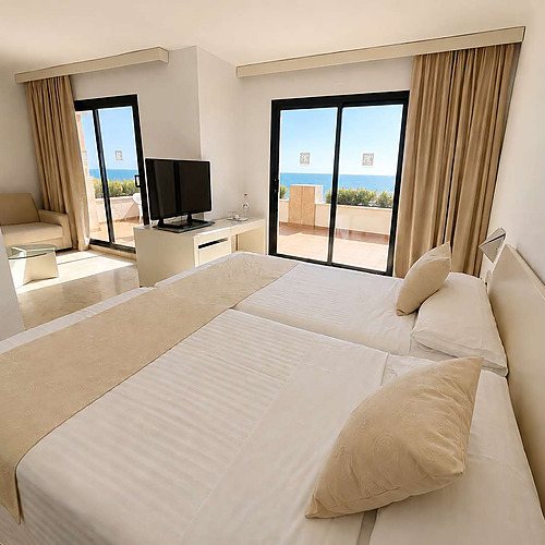Habitación de hotel con camas gemelas y vista al mar. AR: Almerimar