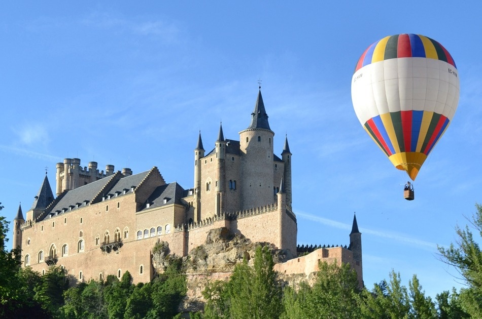 un globo de aire caliente volando sobre un castillo