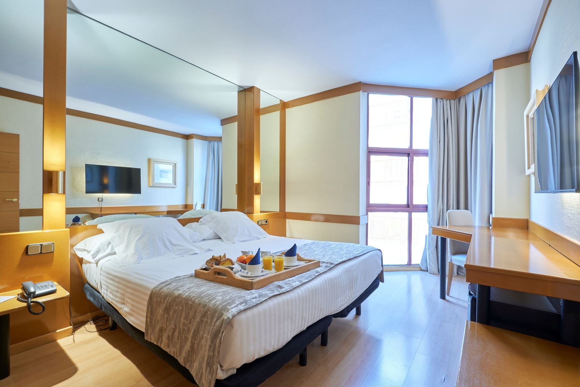 un hombre y una mujer miran un mapa y una cámara