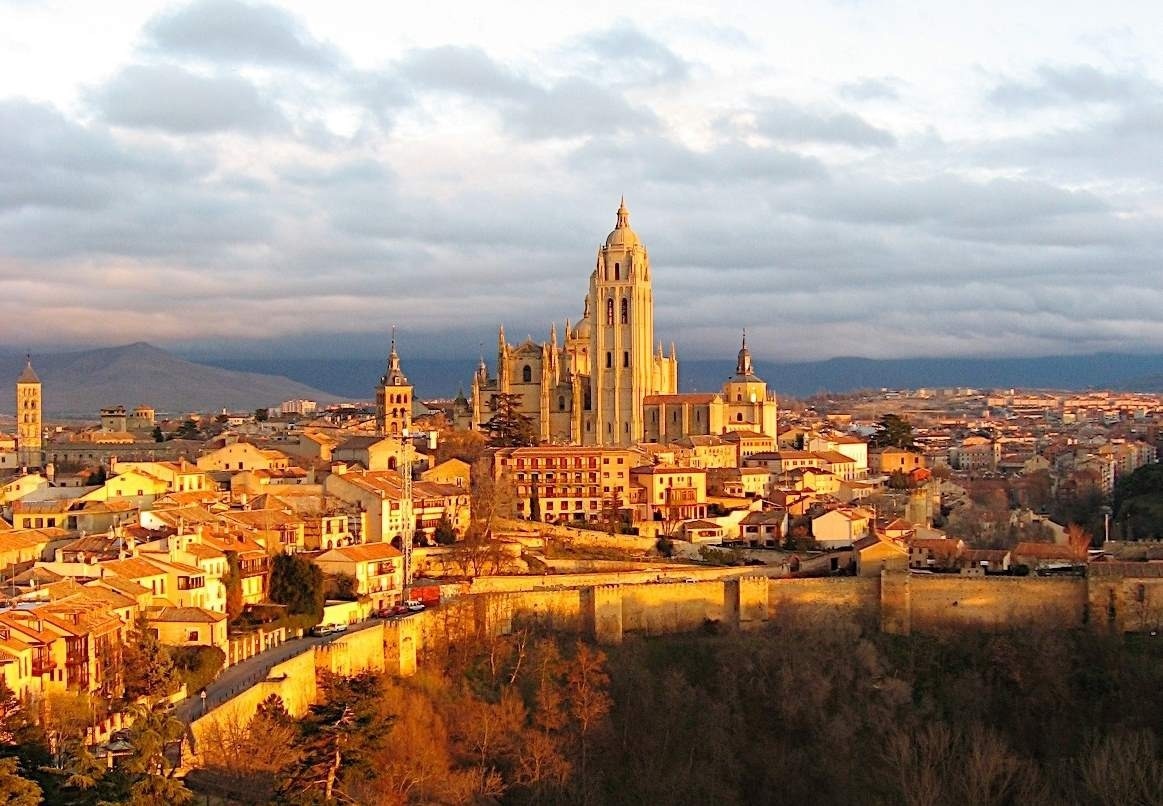 una ciudad con una gran catedral al fondo