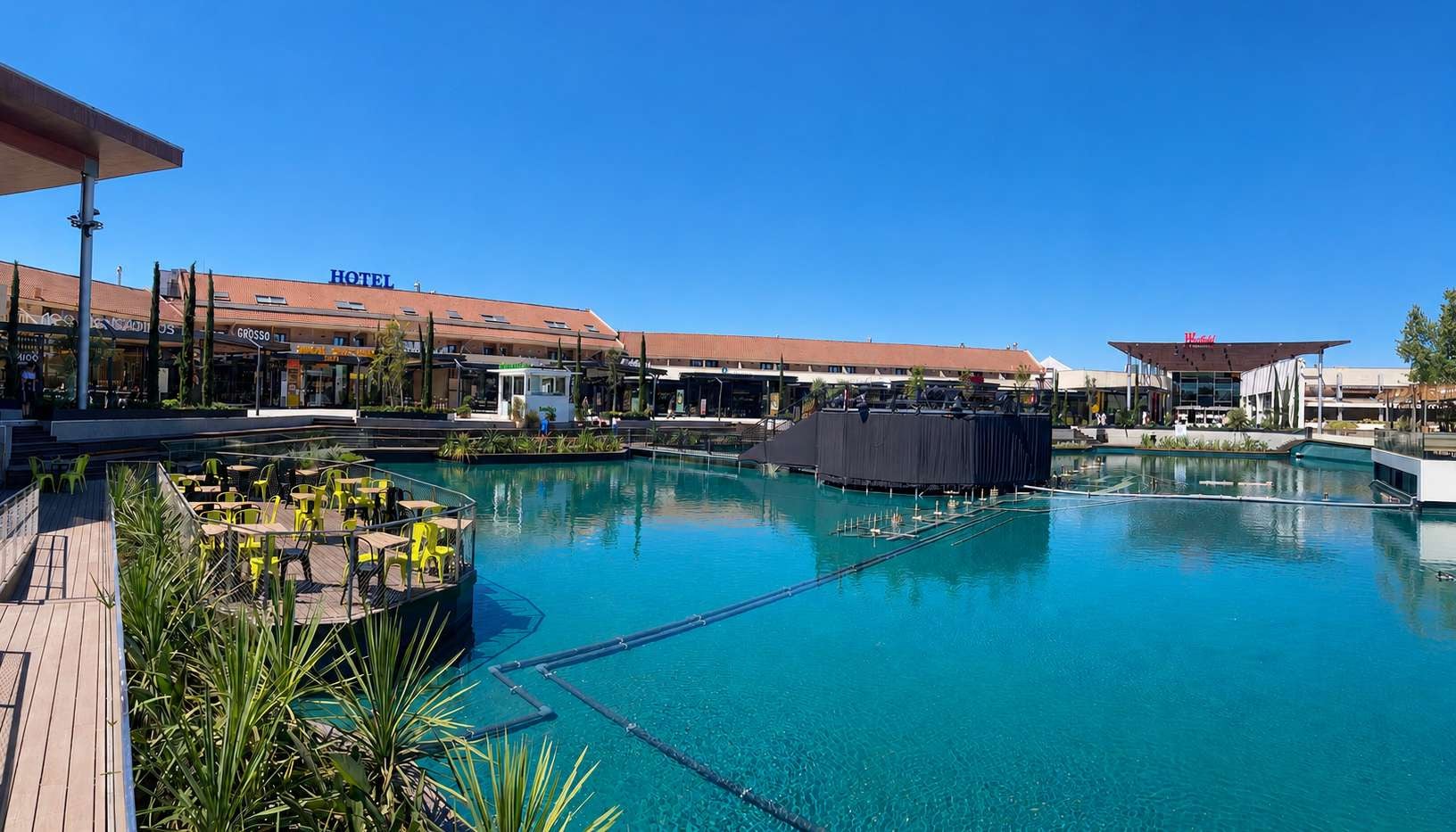 Hotel con vibrantes fuentes y área de ocio exterior. Perfecto para eventos AR: Corporativa.