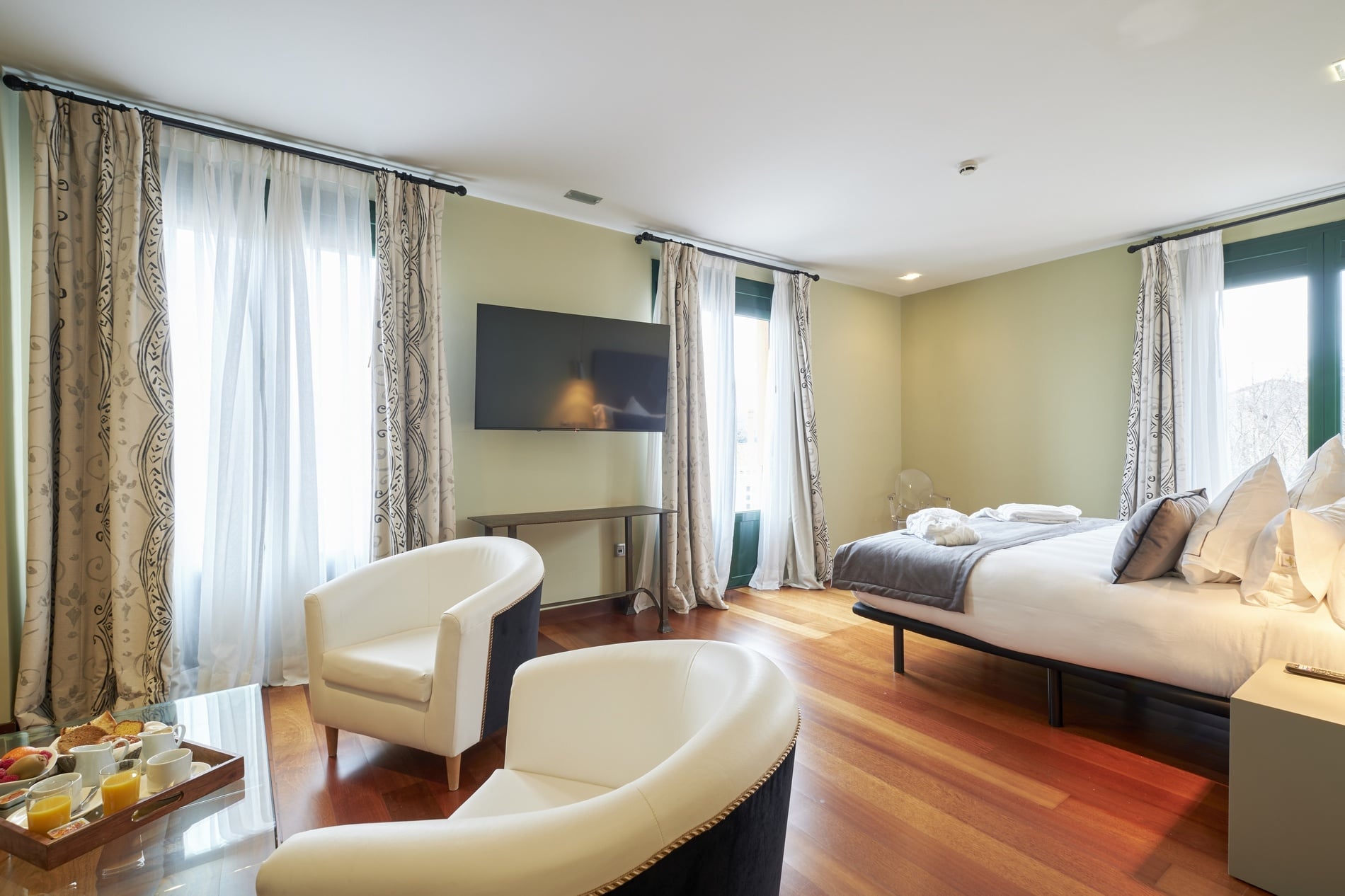 Jardines majestuosos con rosas, fuentes y montañas. Ideal para eventos AR: Corporativa.