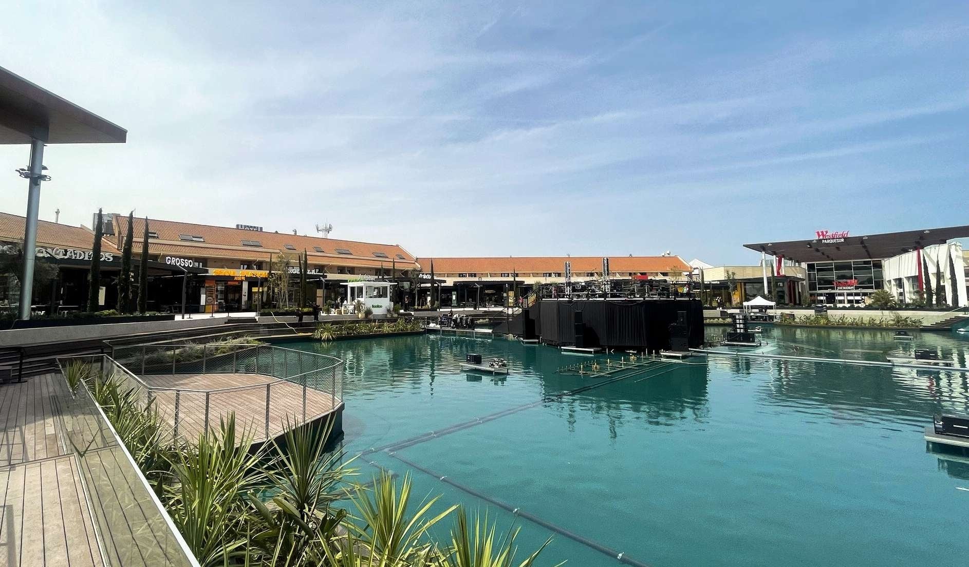 Hotel con vibrantes fuentes y área de ocio exterior. Perfecto para eventos AR: Corporativa.