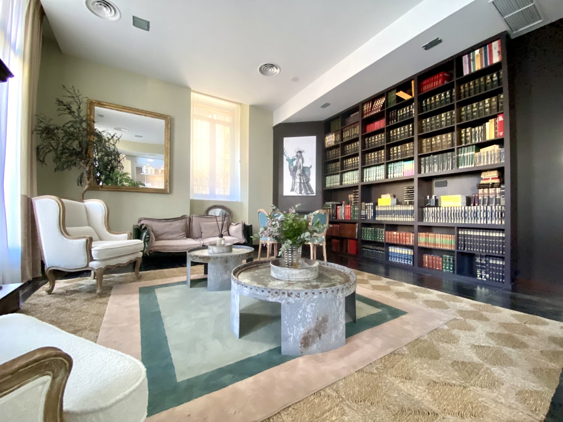 Jardines reales exuberantes, AR: Isabel de Farnesio. Rosales, fuentes, estatuas y montañas.