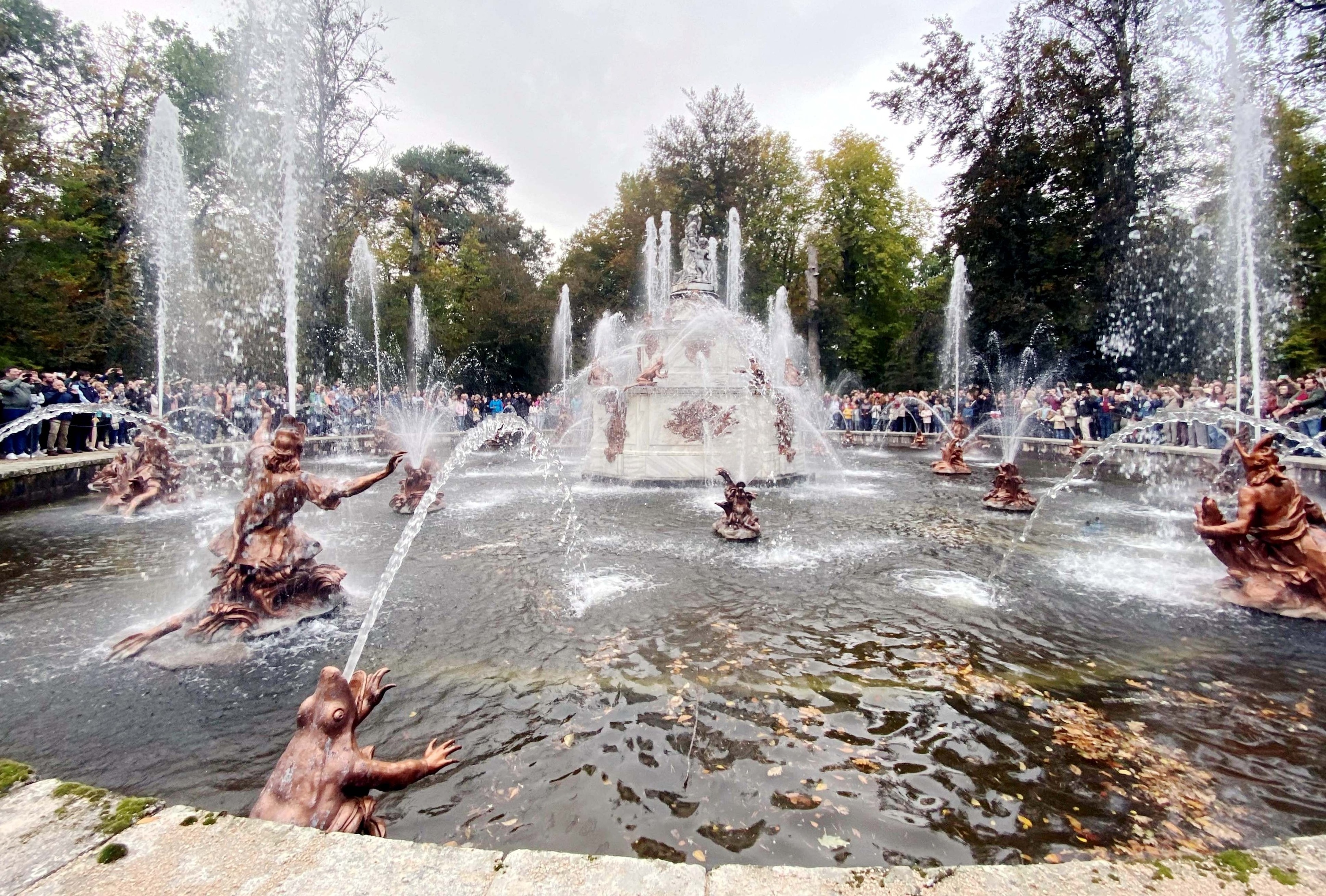 un parque con un gran edificio en el fondo