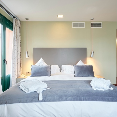 una habitación de hotel con una cama y una ventana