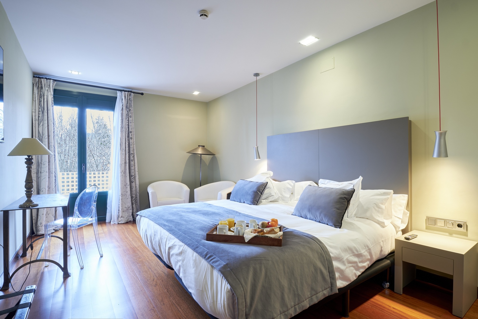 Jardines reales exuberantes, AR: Isabel de Farnesio. Rosales, fuentes, estatuas y montañas.