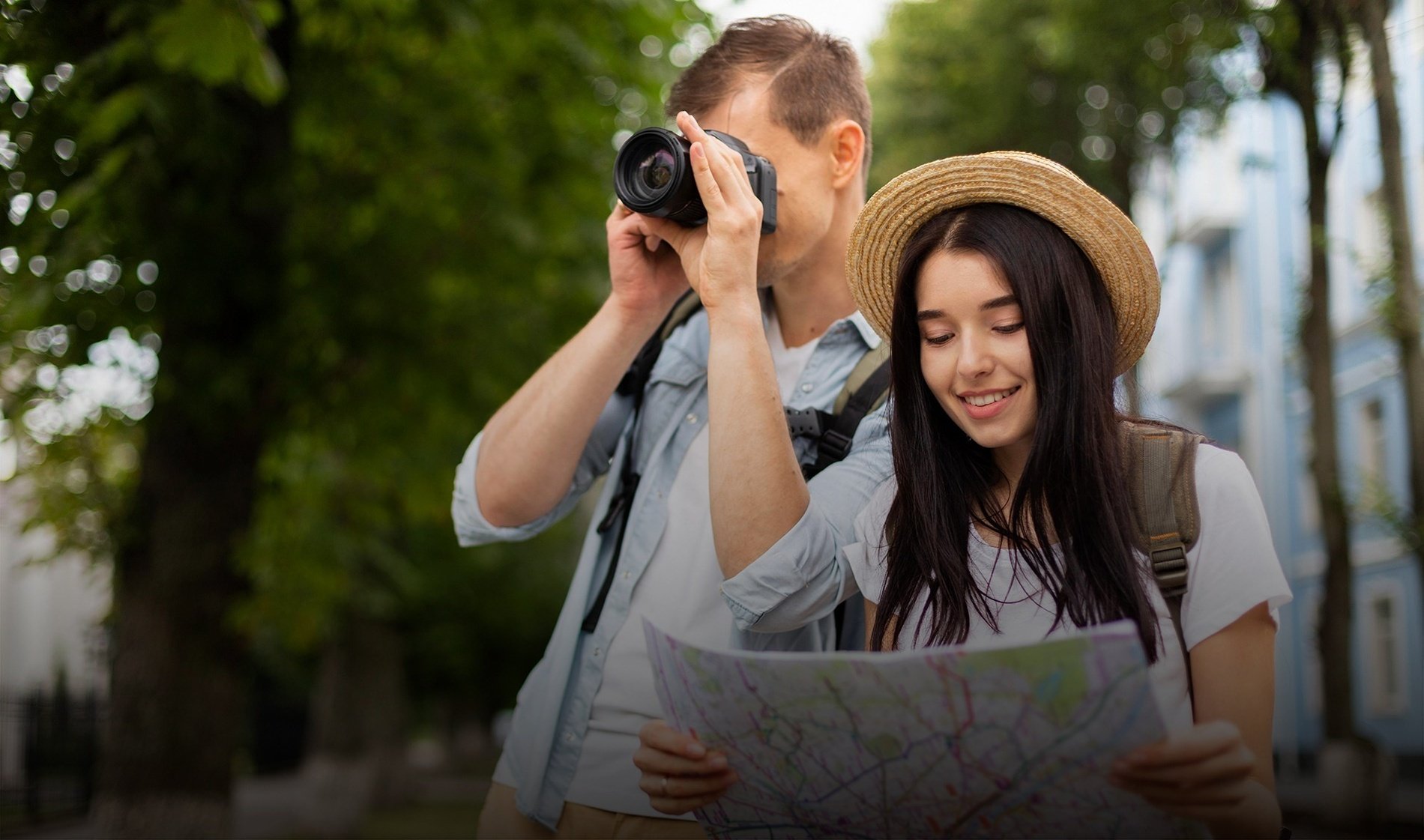un hombre y una mujer miran un mapa y una cámara