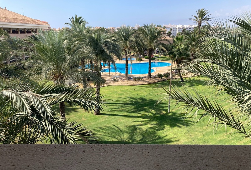 una vista aérea de un gran hotel con una piscina al frente