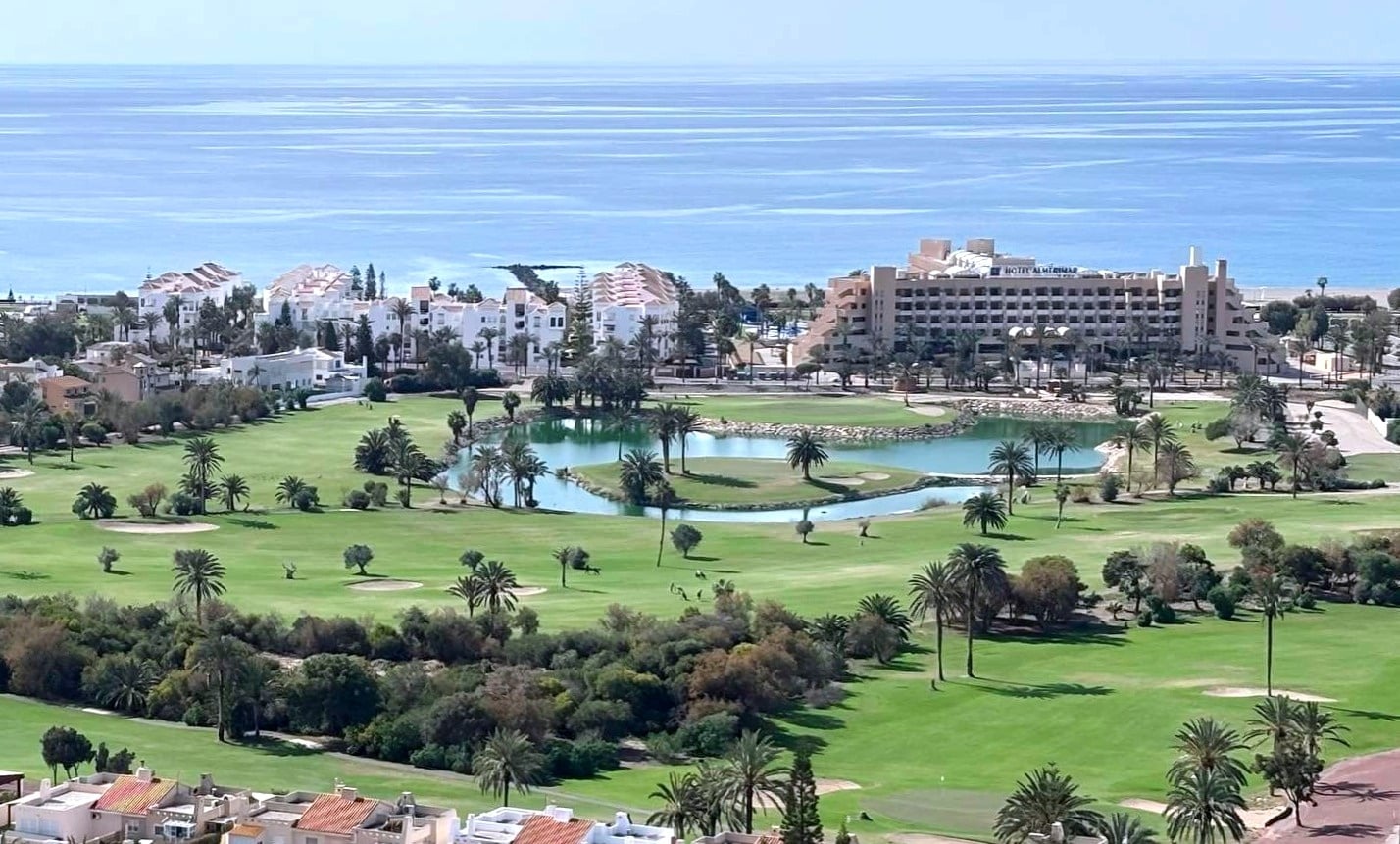 una vista aérea de un campo de golf junto al océano