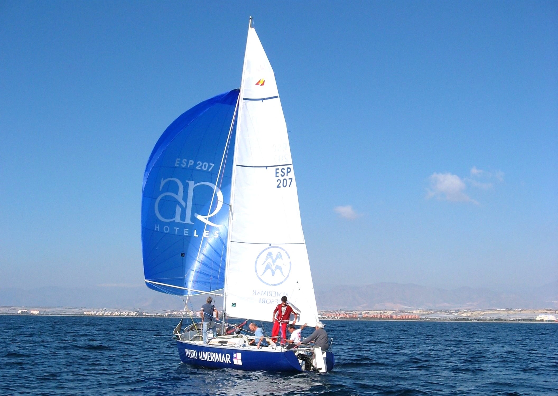 un grupo de personas está navegando en un velero en el océano .