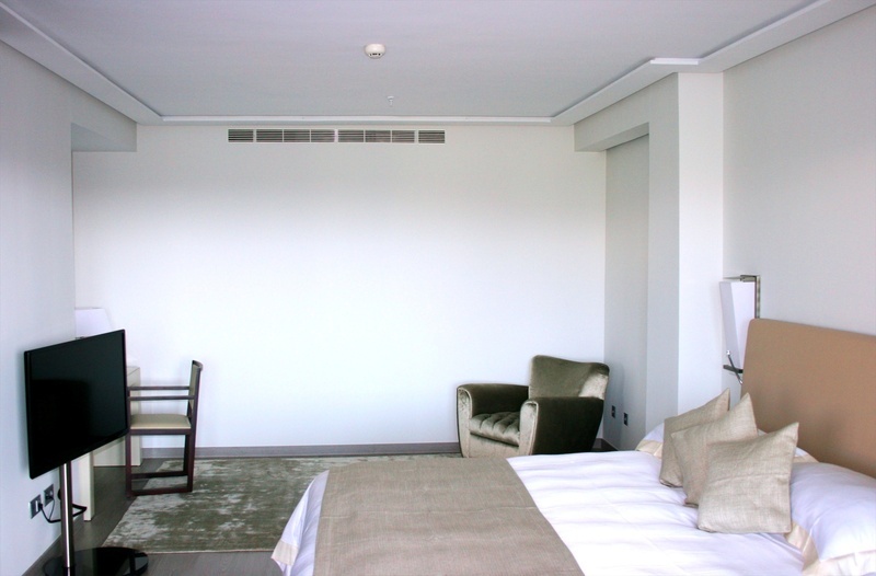 una sala de estar con un sofá , mesa y sillas y una televisión .