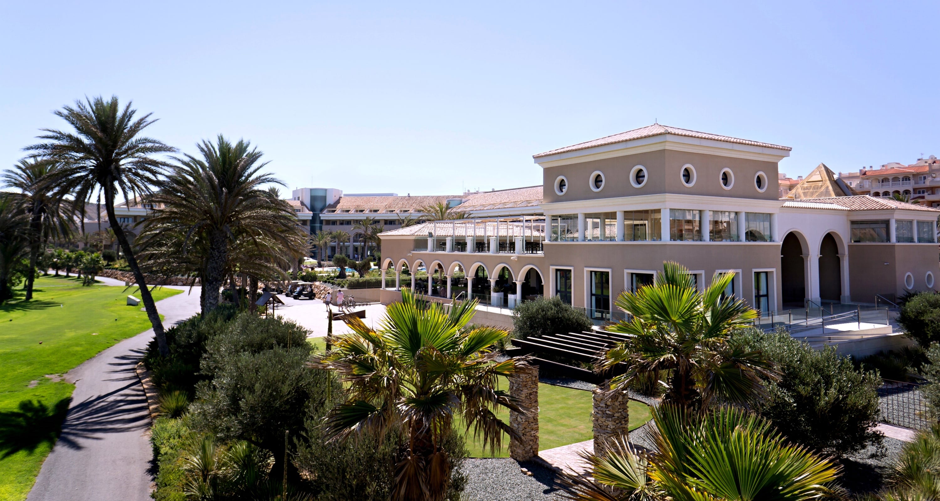 un gran edificio con palmeras alrededor de él