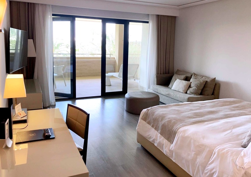 una vista aérea de un gran hotel con una piscina al frente