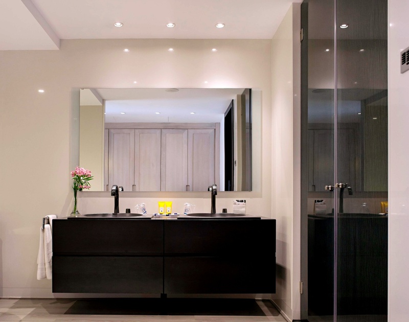 una habitación de hotel con una cama y una ventana