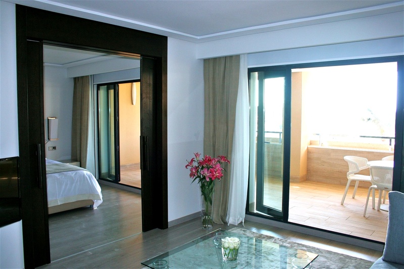 una sala de estar con un sofá , mesa y sillas y una televisión .