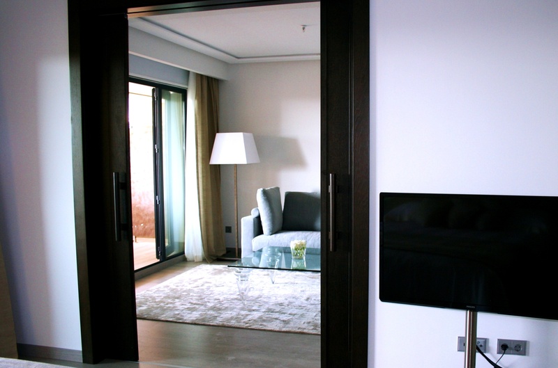 una sala de estar con un sofá , mesa y sillas y una televisión .