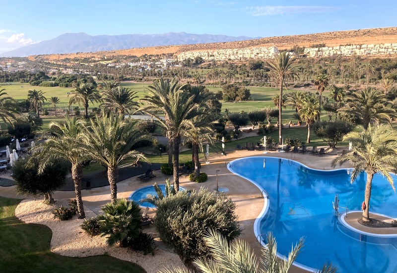una vista aérea de un gran hotel con una piscina al frente