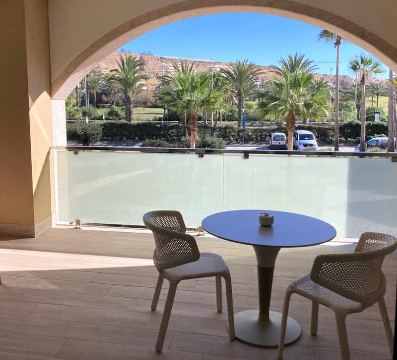 una habitación de hotel con una cama y un sofá