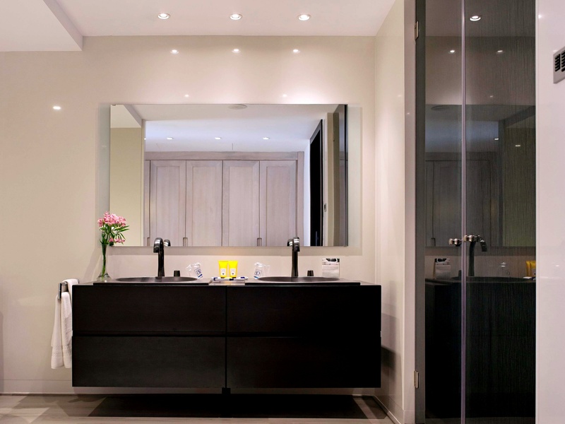 una vista aérea de un gran hotel con una piscina al frente