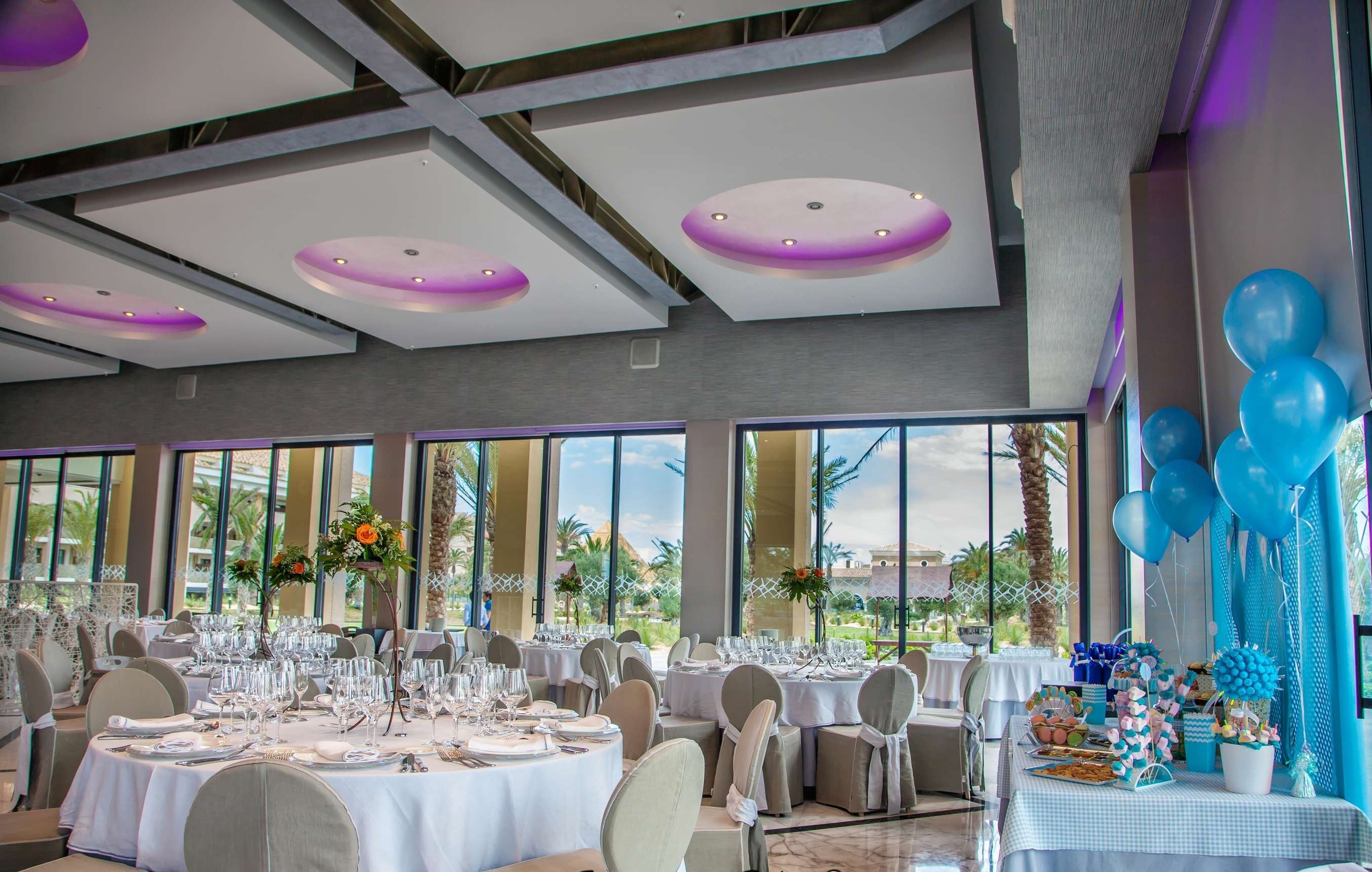 una mesa llena de dulces y galletas con la letra t en la parte superior