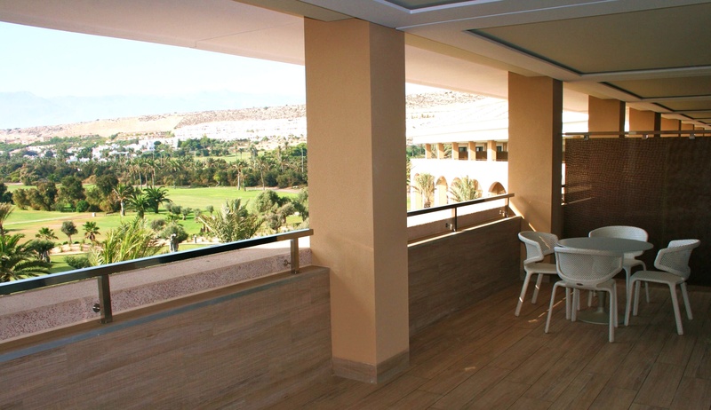 una sala de estar con un sofá , mesa y sillas y una televisión .