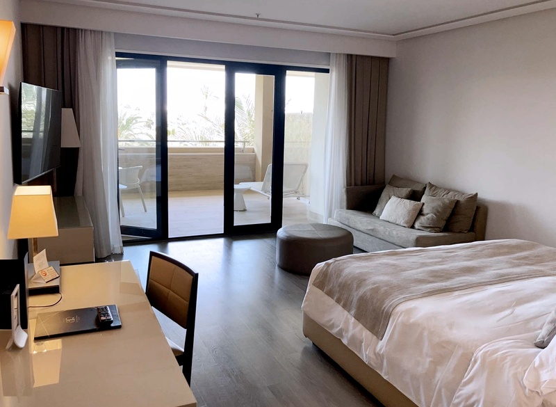 una habitación de hotel con una cama y un sofá