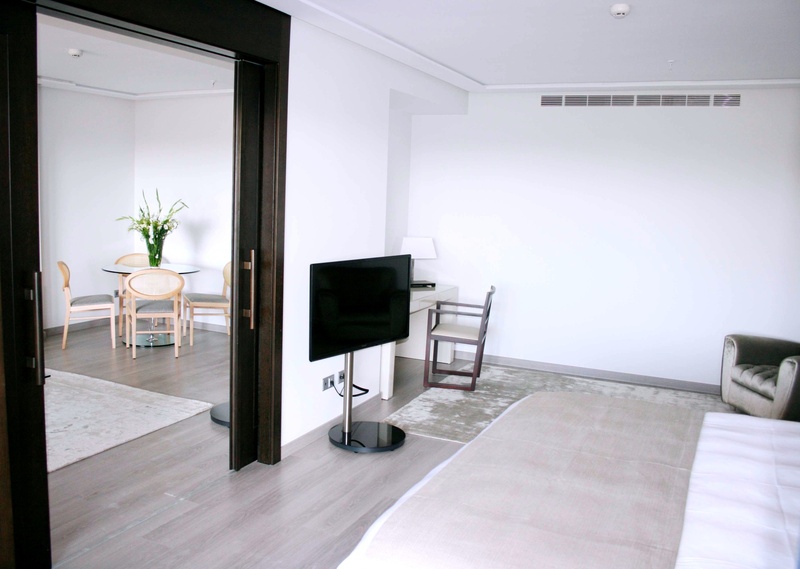 una sala de estar con un sofá , mesa y sillas y una televisión .